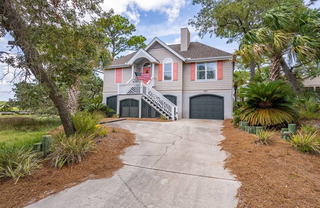 The Coral Pelican - Very charming cottage, one block to beach!