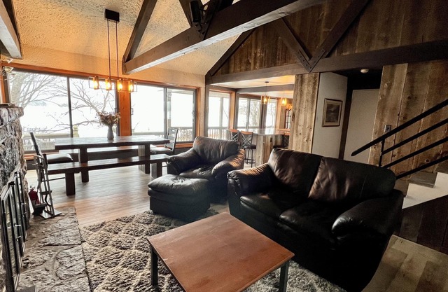 The cottage is bordering Lac Ouimet. 5 minutes from Mont-Tremblant Village