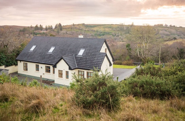 The Cottage, Recess - sleeps 12 guests in 5 bedrooms