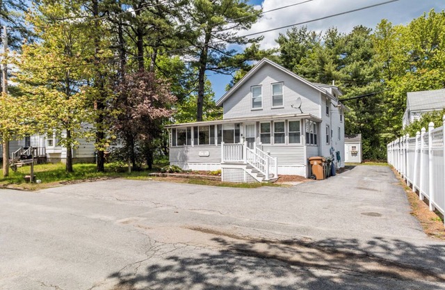 The cottage is located on a quiet dead end street, one block fr om the beautiful Kinney Shores beach