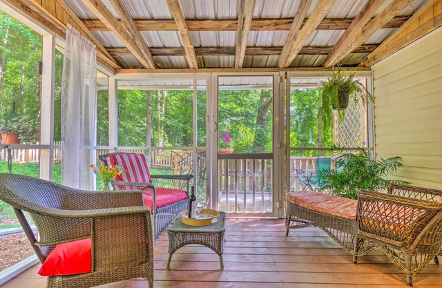 'The Country Cottage’ in Union Mills w/Porch!