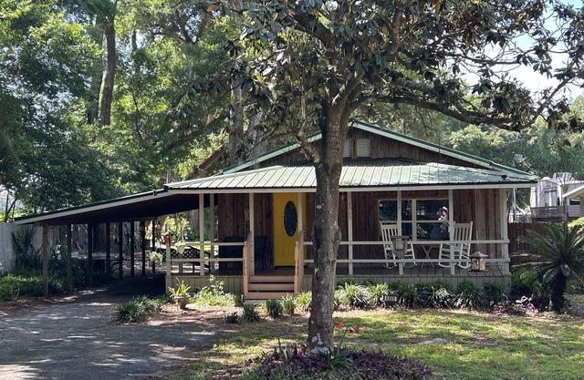 The Country Porch in Wildwood Florida - A stones throw away from The Villages!