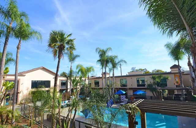 The Cove Hotel, King Deluxe Patio | Near Long Beach Cruise Terminal & Metro