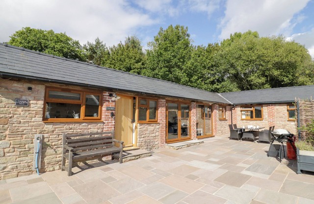 THE COW SHED, pet friendly, character holiday cottage in Bromyard
