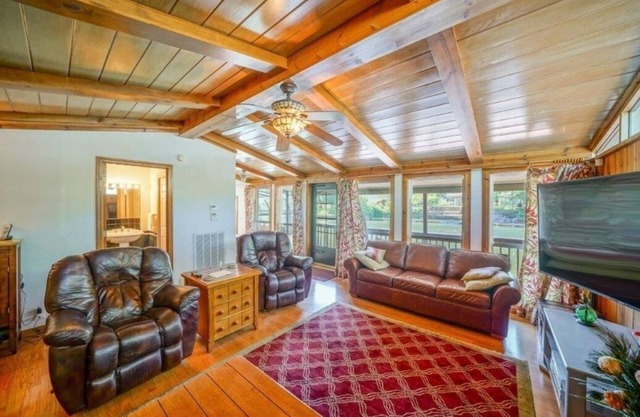 THE COZY COTTAGE LAKE HAMILTON ~ Couples Only Retreat~ Booking for fall foliage