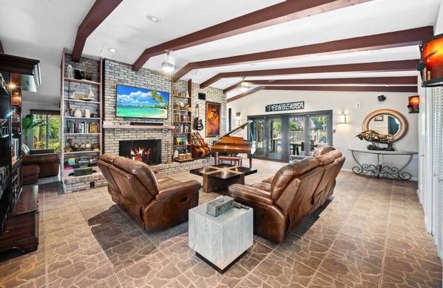 The Creek Resort - Revamped Chic 4BR Haven w/Pool
