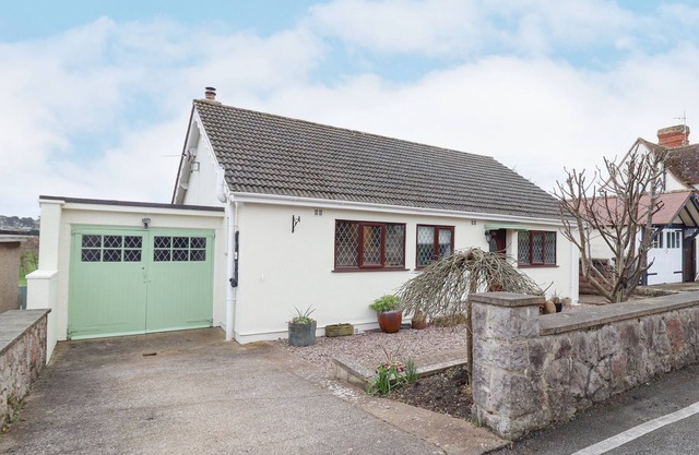 THE CRIB, pet friendly, character holiday cottage in Penrhyn Bay