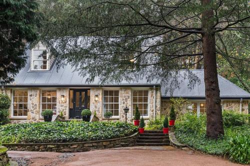 The Croft - Enchanting Bowral stone cottage
