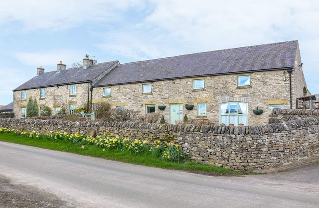 THE DAIRY, pet friendly, character holiday cottage in Tideswell Moor