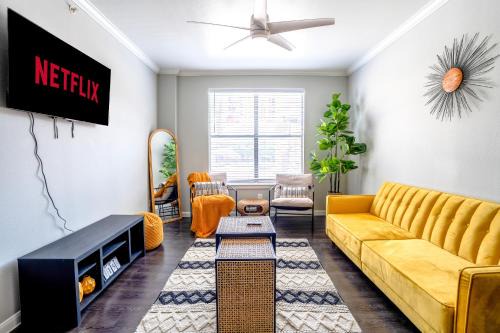 The Dallas Den Sleeps 10
