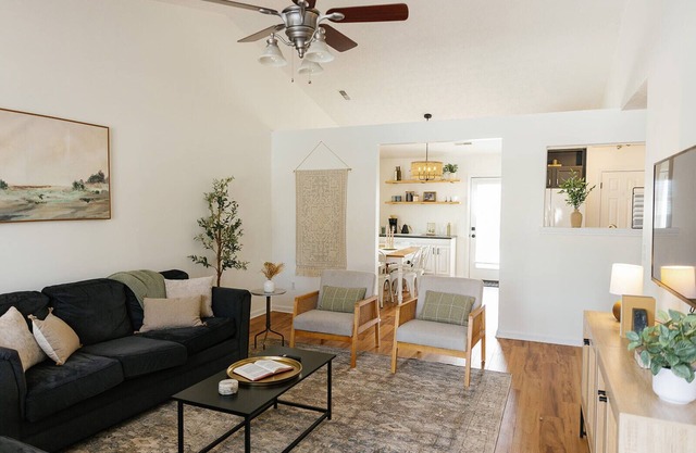 "The Dawning House" - Peaceful Modern Stay w/Yard