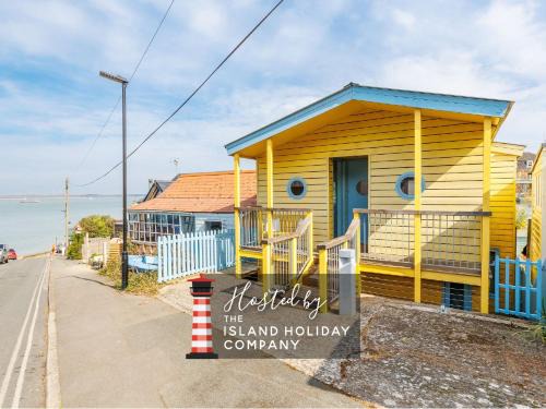 The Deck House - Stunning Chalet in Gurnard with Solent Views and Terrace