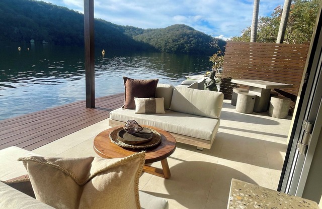 The Deckhouse, Cottage Point. Waterfront Adults Retreat.