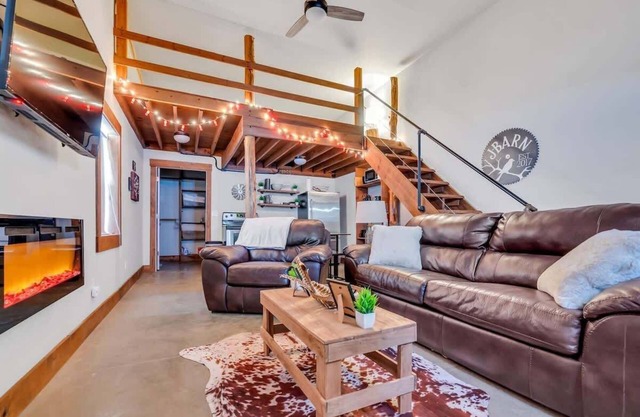 The Den at J-Barn – Private, Secluded Getaway