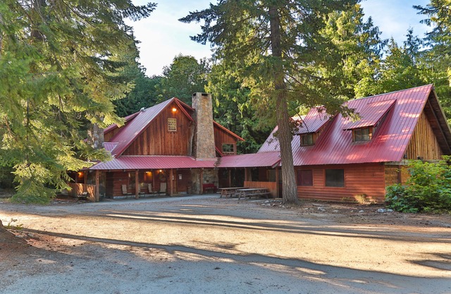 The Dirtyface Mountain Lodge CUP#1596nRustic charm, minutes to Leavenworth, Pool