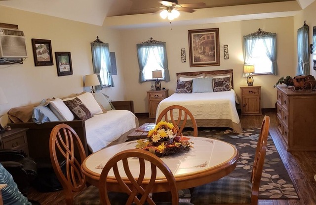 The Doll House: Beautifully decorated charming cabin located in the Arbuckles.