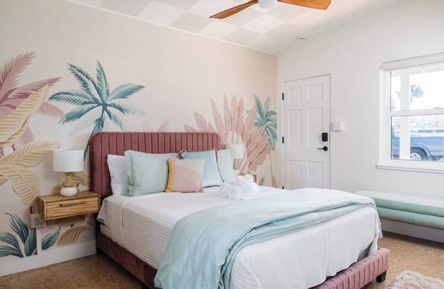 The Driftwood Queen Studio -5 min walk to beach!