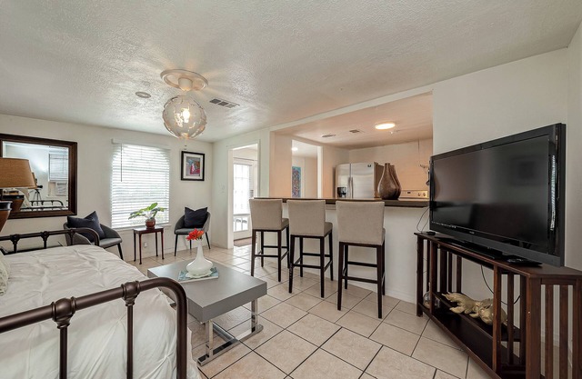 The Du—Charming 1 BR Bungalow in Garden Oaks
