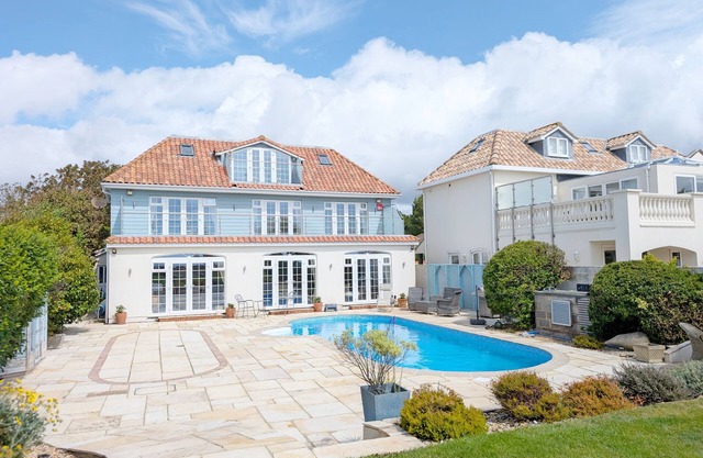 The Dunes - Swimming Pool - a town house that sleeps 12 guests in 6 bedrooms