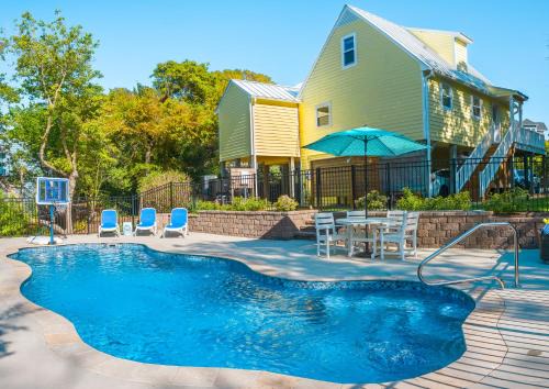 The Emerald Owl House - Peaceful Emerald Isle Beach House w/Luxurious Heated Pool!
