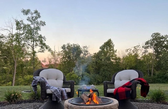 The Enchanted Hideaway: Comfy King Bed & Fireplace