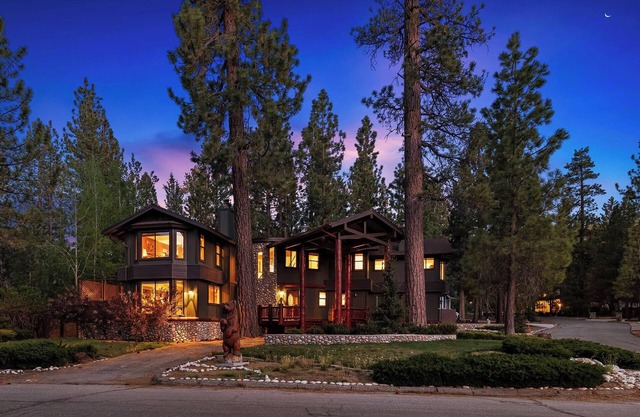 The Evergreen Lodge by Destination Big Bear : Walk to Snow Summit from this Majestic Luxury Getaway! Indoor Enclosed Hot Tub! Game Room! Pet Friendly!
