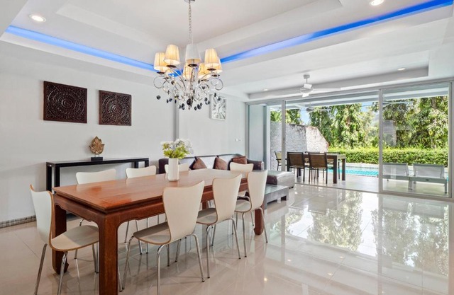 The Fairways Villas - 5 bedrooms & bathroom for up to 14 guests 7kms to Patong
