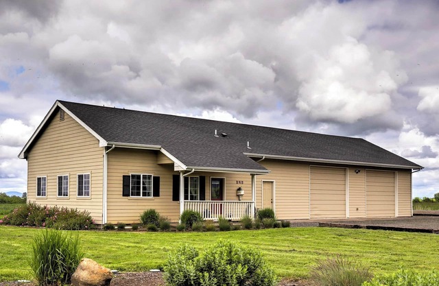 The Farm House on Mount Tom, Enjoy the Oregon countryside just north of Eugene