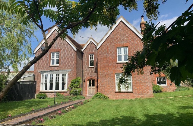 The Farmhouse - Sleeps 12 With Private Grounds