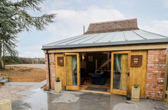 THE FOUNTAIN HOUSE, family friendly, with hot tub in Hartlebury