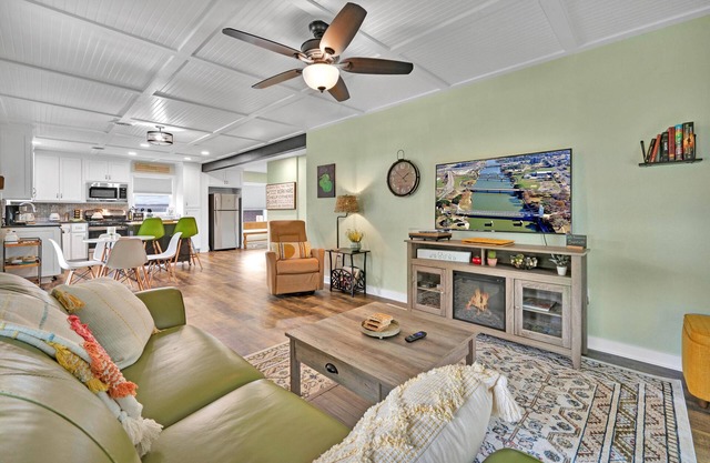 "The Fried Green Tomato" Family & Pet Friendly, QR Code Walk Thru, 1 night min.