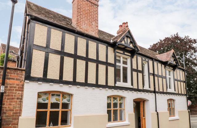 THE GABLES, family friendly, character holiday cottage in Warwick