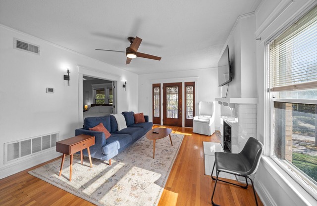 The Gallery - Beautiful 2BD/1BA Westport Apartment with Balcony