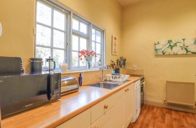 THE GARDEN FLAT AT HOLBECKS HOUSE, pet friendly in Hadleigh