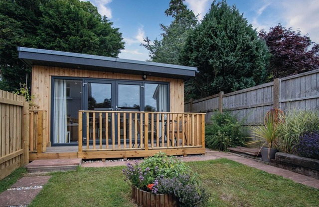The Garden Lodge - 1 Bedroom Lodge - Tenby