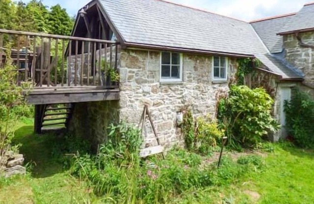 THE GARDEN STUDIO, pet friendly, character holiday cottage in Mabe