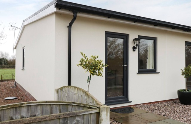THE GOOSE SHED, pet friendly, with a garden in Thornton, Lancashire