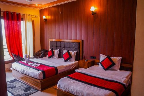 THE Grahil Hotel & Restaurant !Awarded Hotel ! BALCONY ROOMS With BEST Valley View Roof top Cafe ! Near JW Marriott Mussoorie