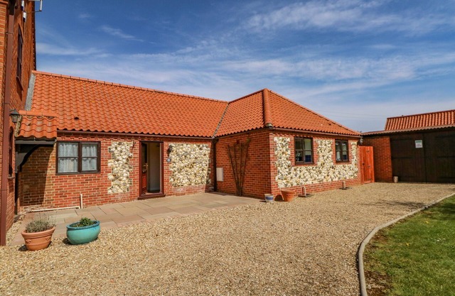 THE GRANARY COTTAGE, family friendly, with a garden in Gayton