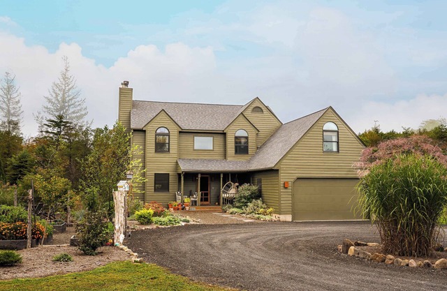 The Grateful Woods Farmhouse w/Hot Tub & Fire Pit
