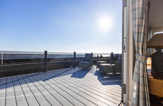 The Great Escape - a frontline lodge overlooking Avon Beach
