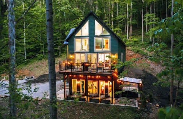 The Greenhouse With Indoor Slide Close to Hocking Hills