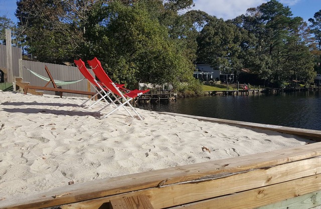 The Grey Goose (Waterfront) Historic New Bern - Private Beach - BRING YOUR BOAT!