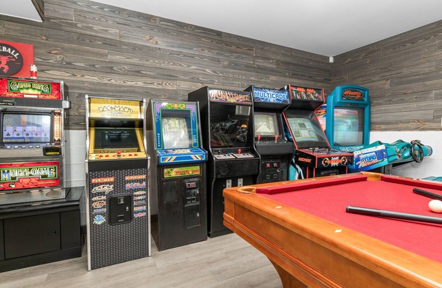 The Grizzlies Den - Arcade Game Room, Pool Table, Air Hockey, Deck, BBQ, AC