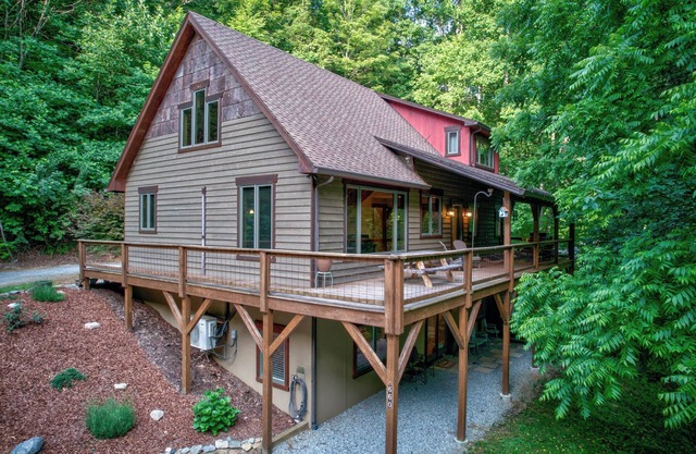 The Guf - Total privacy, 13 mins to downtown Boone, brand new hot tub, pet friendly!