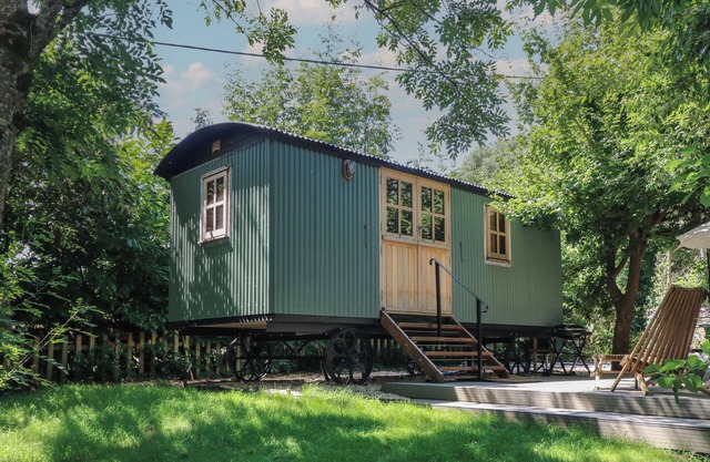THE HAPPY HUT, romantic, character holiday cottage in Christchurch