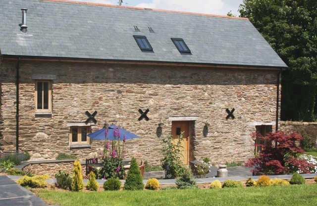 THE HAY BARN, pet friendly, character holiday cottage in Halwell