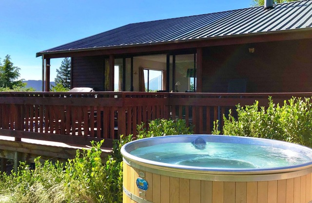 The Heights a relaxing retreat with a Hot tub and views