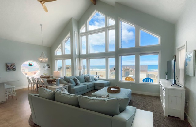 The Hibiscus Haven - Panoramic Ocean Views, JUST 20 STEPS TO THE BEACH!