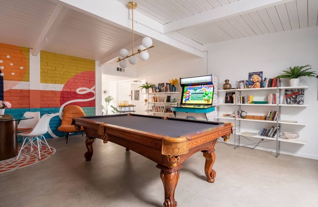 The Hidden Alexander | Mid-Century, Pool, Arcade, Palm Trees, 10 Min to Downtown